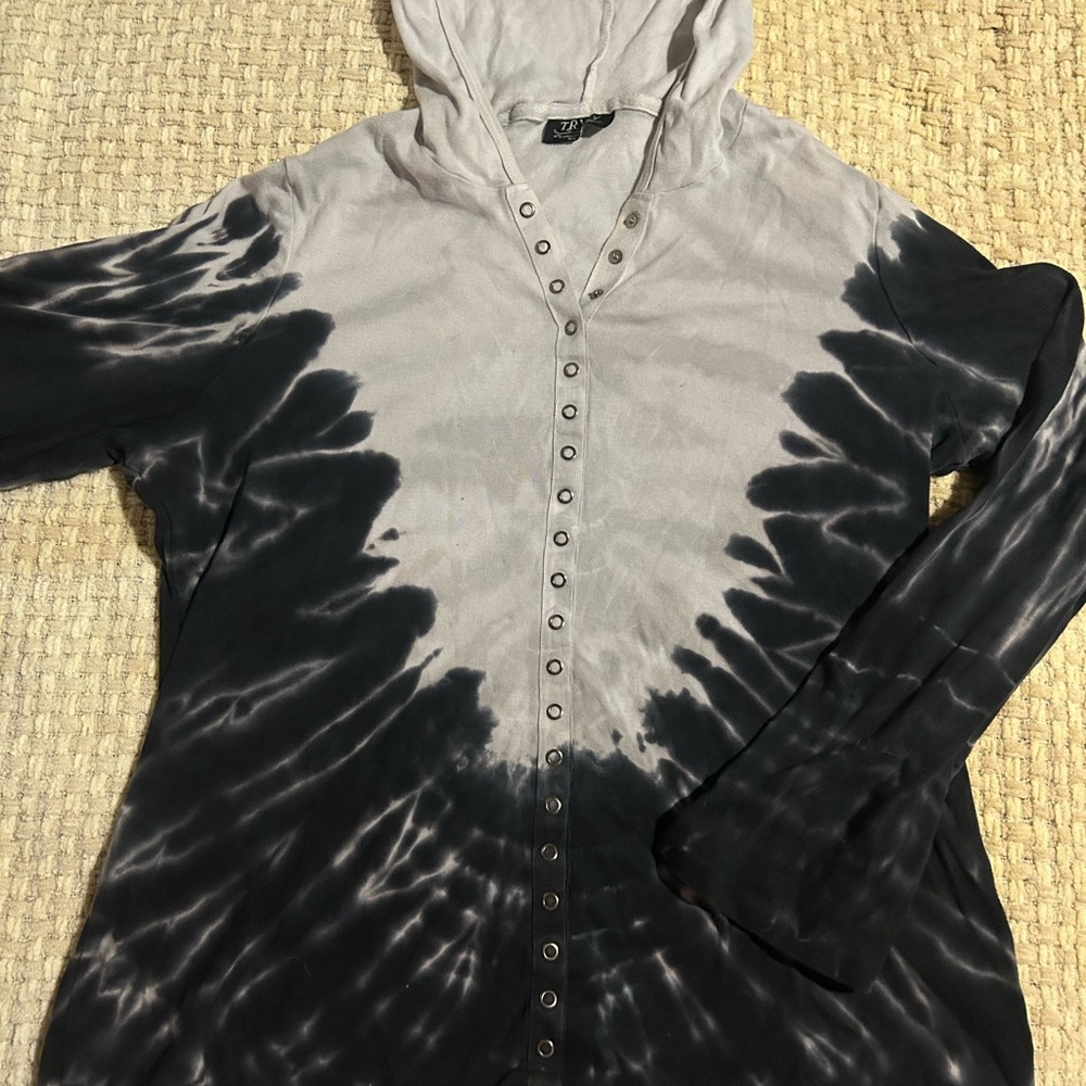 Y2K Tryst Cream Hooded button tee